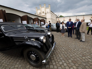 FOTO: Všechny prezidentské vozy. Petr Pavel zahájil v Lánech unikátní výstavu