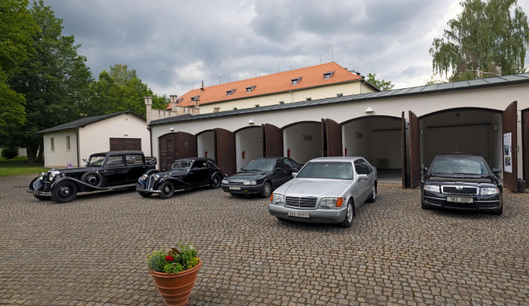 Všechny prezidentské vozy. Petr Pavel zahájil v Lánech unikátní výstavu.