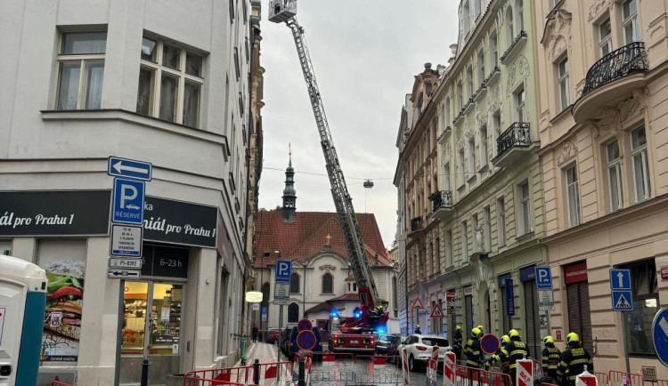Alláh akbar, vykřikoval může z Prahy, který se v bytě poléval benzínem. Zasáhnout musela policie.