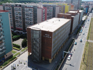 Opozice v Praze 10 nesouhlasí s prodejem bývalé radnice, budovu chce využít ve školství