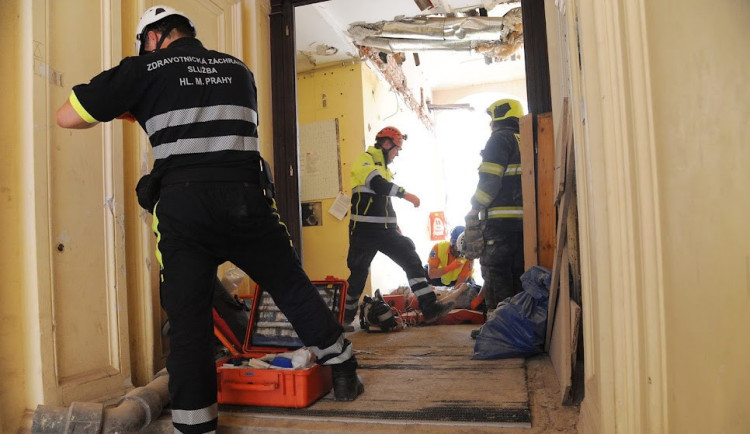 Při pádu budovy se zranili tři zahraniční dělníci.