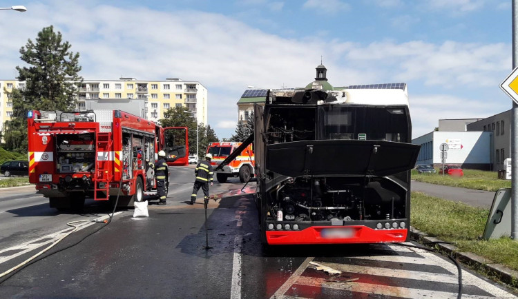 Plameny zachvátily linkový autobus. V době vzniku požáru bylo uvnitř vozidla 20 cestujících