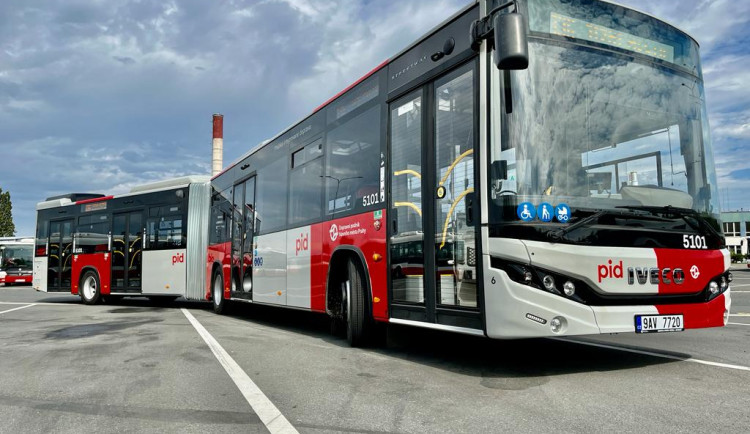 Z nových autobusů uniká palivo, pražský dopravní podnik jich musí odstavit skoro stovku