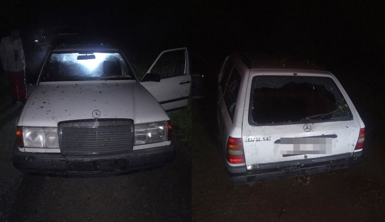 Zapadlý Mercedes měl proraženou pneumatiku, rozbité zadní sklo, kouřilo se mu z motoru a uvnitř byl opilý řidič