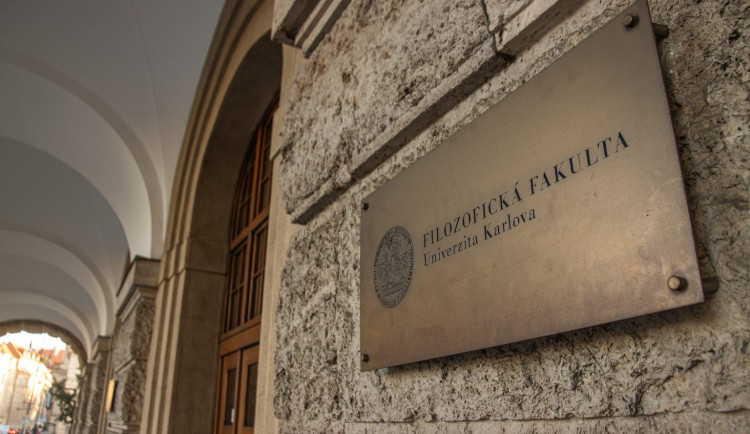 Sněmovna ustanovila vyšetřovací komisi ke střelbě na FF UK, kterou povede Pavel Kašník