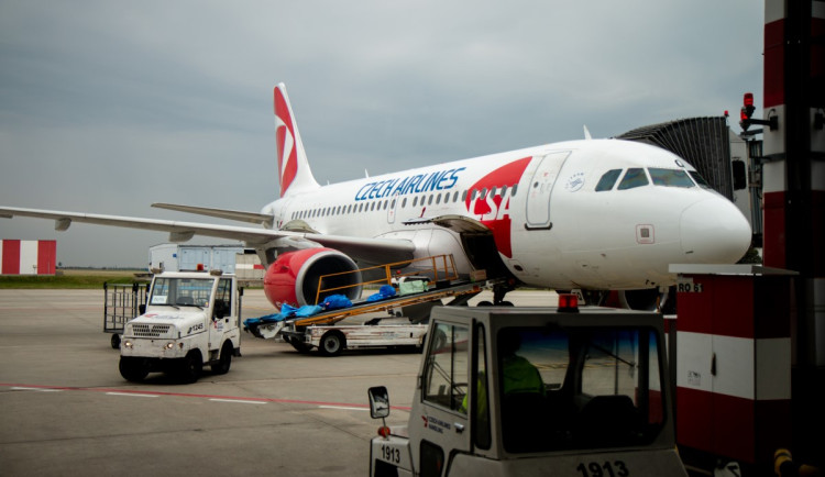 Na pražském letišti pomáhali s kufry i hasiči. Bezpečnost ohrožena nebyla, hájí se vedení
