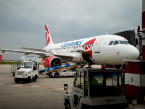 Na pražském letišti pomáhali s kufry i hasiči. Bezpečnost ohrožena nebyla, hájí se vedení