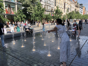 Týden přinese třicítky a bouřky. Ochlazení v Praze ale nečekejme