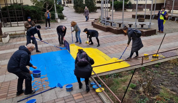 Za namalování ukrajinské vlajky u ruských domů stíhá policie sedm lidí. Do vězení mohou až na tři roky