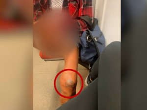 VIDEO: Zvrhlík v minišortkách onanoval v metru. Na koleni má vytetovanou lebku