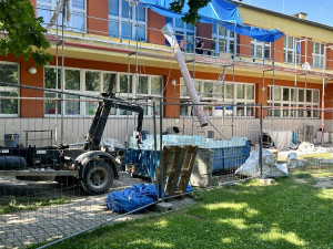Rekonstrukce jídelny, výměna oken, nový pavilon. Na prázdninové opravy škol dá Praha 6 23 milionů