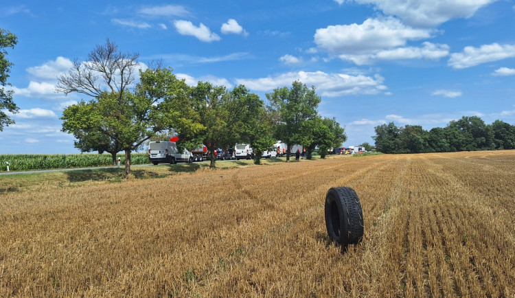 Tragická nehoda uzavřela silnici na Znojemsku. Jeden člověk zemřel, čtyři jsou zranění