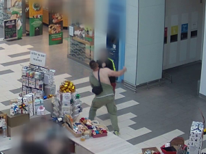 VIDEO: Muž kradl v pražském obchodním centru. Zaměstnance, který ho chtěl zadržet, srazil k zemi pěstí
