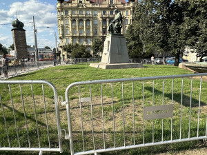 Praha nahradila zadupaný trávník u Tančícího domu novým za dvě stě tisíc. Vstupu brání ploty, turisté se tam ale vrátí