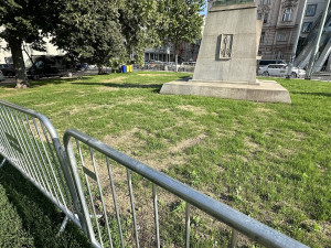 Praha nahradila zadupaný trávník u Tančícího domu novým za dvě stě tisíc. Vstupu brání ploty, turisté se tam ale vrátí