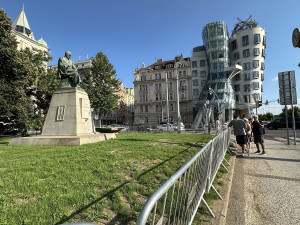 Praha nahradila zašlapaný trávník u Tančícího domu novým za dvě stě tisíc. Vstupu brání ploty, turisté se tam ale vrátí