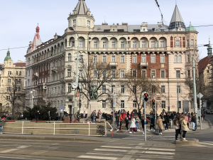 Praha nahradila zadupaný trávník u Tančícího domu novým za dvě stě tisíc. Vstupu brání ploty, turisté se tam ale vrátí