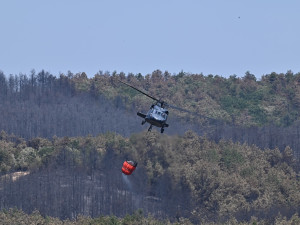 České vrtulníky už bojují s požáry v Bulharsku, pomáhají i hasiči z Prahy