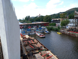 Na stavbě Dvoreckého mostu začíná příprava na betonování mostovky