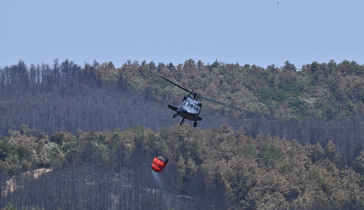 České vrtulníky už bojují s požáry v Bulharsku, pomáhají i hasiči z Prahy
