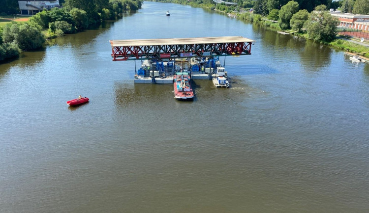 Na stavbě Dvoreckého mostu začíná příprava na betonování mostovky