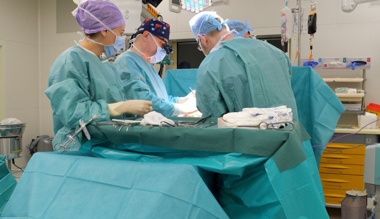 VIDEO: Lékaři v IKEM jako první na světě transplantovali pacientovi všechny břišní orgány a stěnu od různých dárců