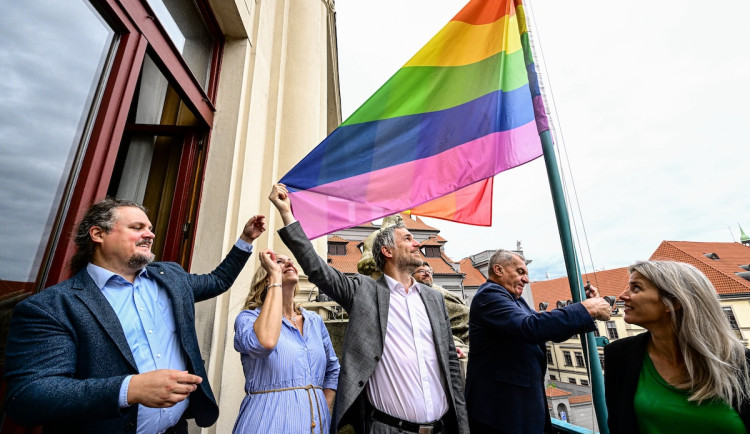 Duha bude. Magistrát při příležitosti festivalu Prague Pride vyvěsí vlajky