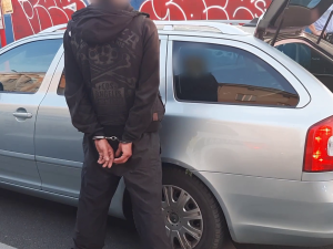 VIDEO: Bez řidičáku, v kradeném autě a pod vlivem drog. Drzý zloděj pozornosti policie neunikl