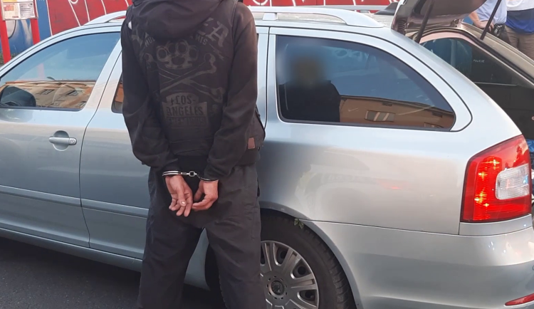 Muže na místě zadrželi.