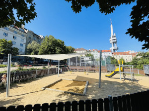 Praha 3 založila vlastní úklidovou firmu, starat se bude o hřiště, chodníky i náměstí