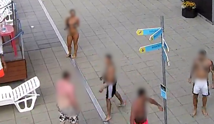 VIDEO: Trojice na koupališti obtěžovala dívku, pak napadla muže, který se jí zastal