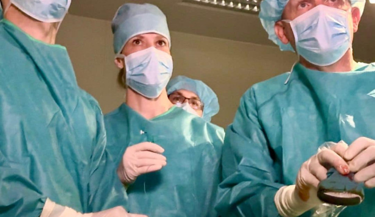 První v Česku. Lékaři v Podolí operovali plod s brániční kýlou přímo v děloze