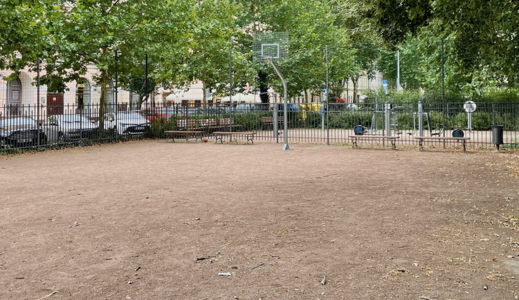 Praha 8 postavila basketbalové hřiště, na kterém se nedá hrát. Nevhodný povrch zvolili, aby hluk neobtěžoval občany
