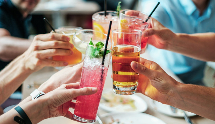 Nejvíce alkoholu na světě pijí Evropané, varuje světová zdravotnická organizace. Česko je třetí