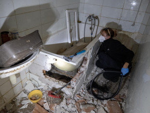 Zápach, výkaly, odpadky. Ve zdevastovaném bytě živořily čtyři desítky koček