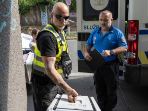 Zápach, výkaly, odpadky. Ve zdevastovaném bytě živořily čtyři desítky koček