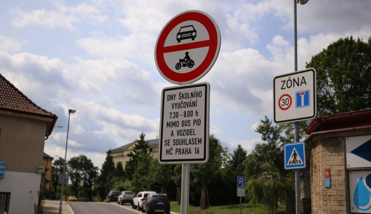 Radotín vyhrál spor a zakáže vjezd aut před školy v době, kdy žáci přichází na vyučování