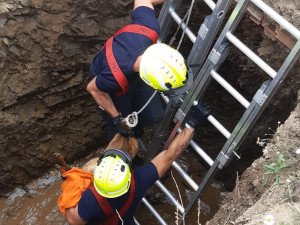 Pražští hasiči v sobotu zasahovali hned dvakrát ve Strašnicích. Stihli také zachránit srnku z výkopu