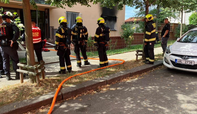 Pražští hasiči v sobotu zasahovali hned dvakrát ve Strašnicích. Stihli také zachránit srnku z výkopu