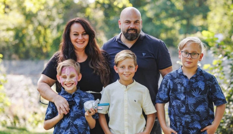 Rodina je pětičlenná, dvojčata mají ještě bráchu