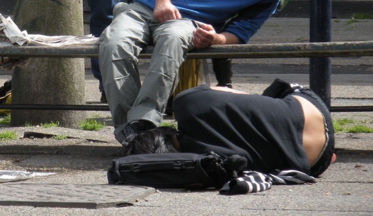 Namol opilý muž nadýchal přes čtyři promile. Nemohl mluvit ani stát, ale naznačoval, že je v pořádku