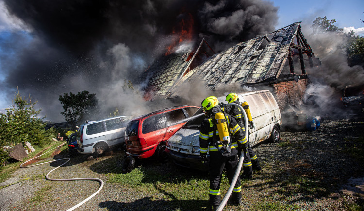 Při hašení se ve Velkém Třebešově na Náchodsku propadl strop rodinného domu