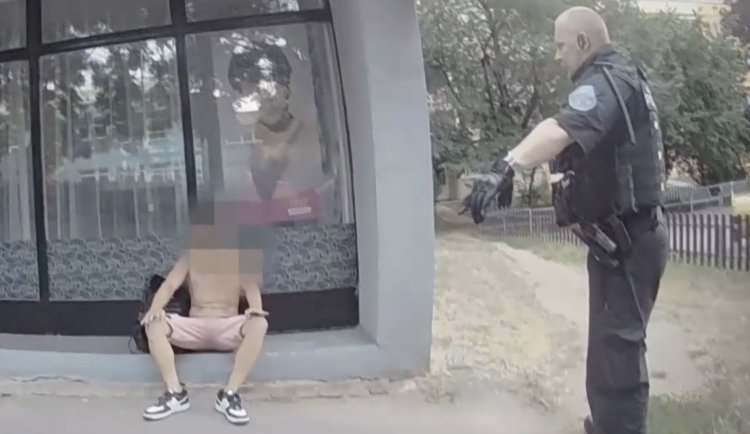 Muž se snažil schovat mezi domy.