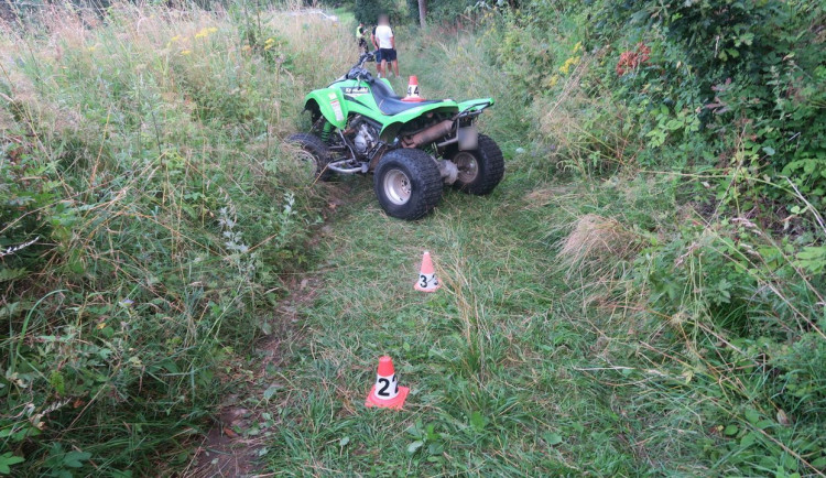 Bez přilby. U Hranic dívka havarovala na motorce, letěl pro ni vrtulník. Na Šumpersku žena převrátila čtyřkolku