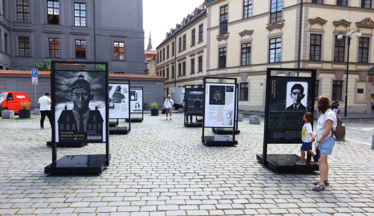 Venkovní výstava na Mariánském náměstí demytizuje život Franze Kafky