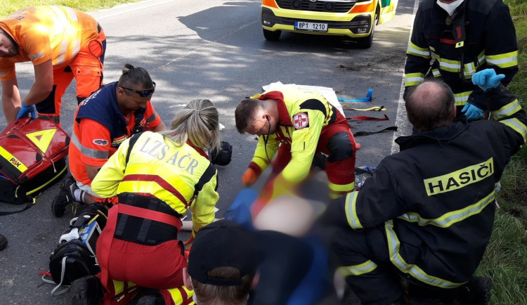 Hasičské vozidlo se převrátilo na kruhovém objezdu, když spěchalo ke smrtelné nehodě. Mezi zraněnými jsou i hasiči