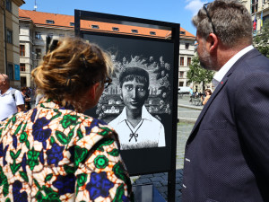 Venkovní výstava na Mariánském náměstí demytizuje život Franze Kafky