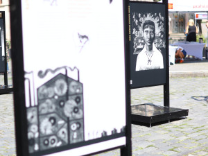 Venkovní výstava na Mariánském náměstí demytizuje život Franze Kafky