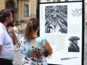 Venkovní výstava na Mariánském náměstí demytizuje život Franze Kafky