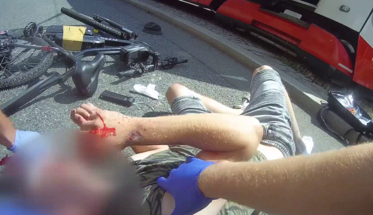 VIDEO: Cyklista se zranil při srážce s tramvají. První pomoc mu dal řidič a policisté